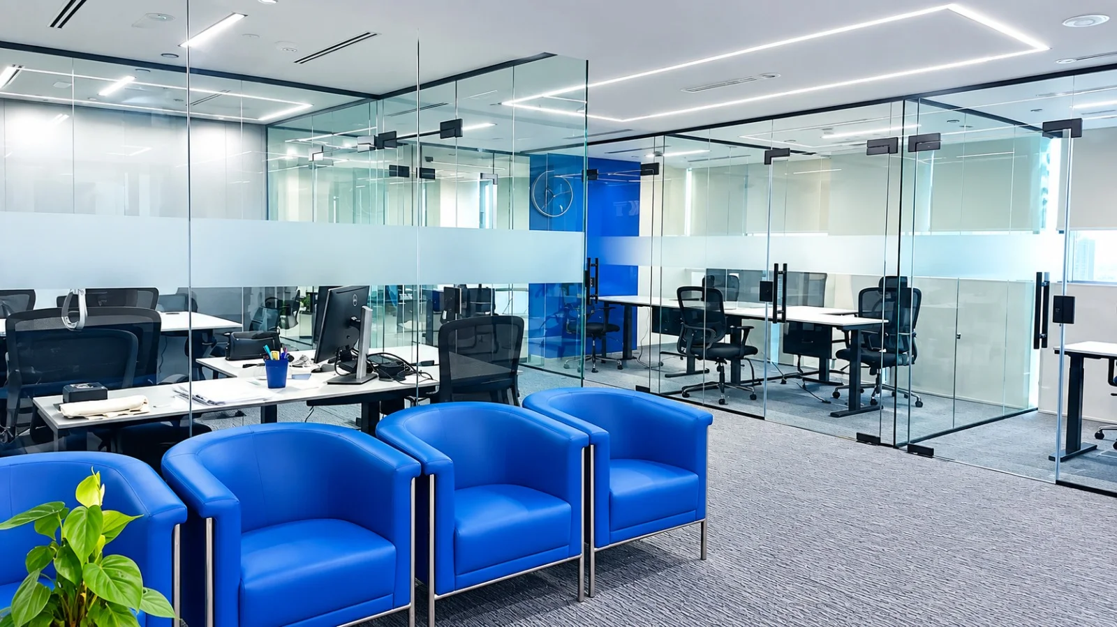 Glass meeting partitions and workstations